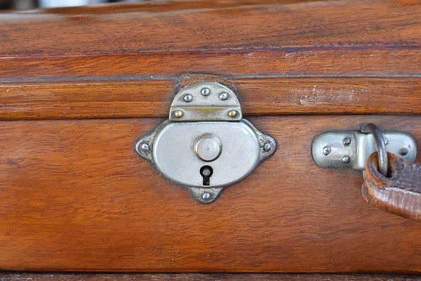 Mirecourt case latch